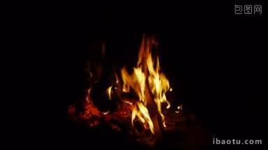 在布伦内德斯拉格尔弗尔，篝火在夜晚燃烧